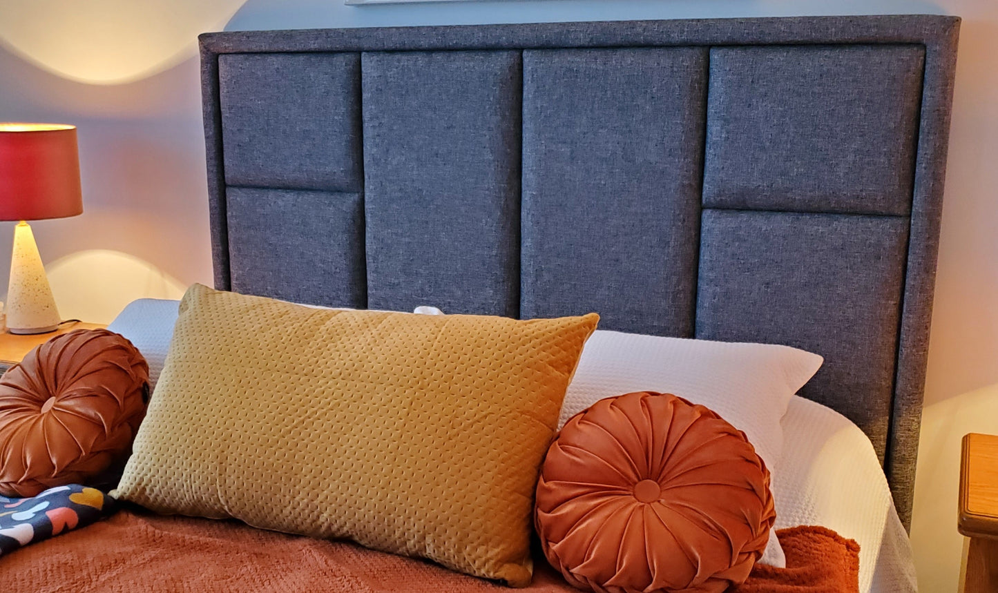 LE GRAND lit à tête et contour rembourrés